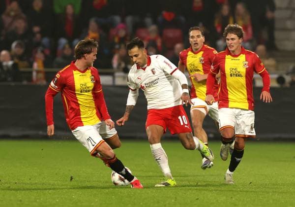 Rodrigo Zalazar of Braga with Melle Meulensteen of Go Ahead Eagles during the match Go Ahead Eagles vs Braga at the De Adelaarshorst for the UEFA Europa League season 2025 2026 in DEVENTER, Netherlands on 29 january 2026 Photo by Peter Lous EYE4IMAGES