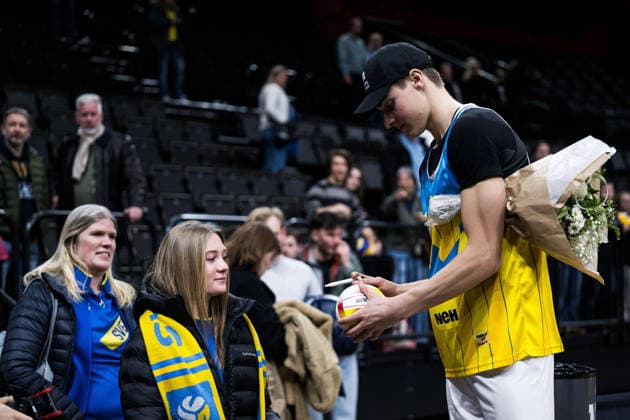 260129 Swedens Elmer Andersson with a fan after Stockholm Beach 2026 on January 29, 2026 in Stockholm  Copyright: EMMAxWALLSKOG BB260129EW071