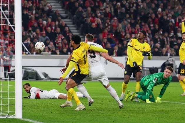 Ermedin Demirovic 9 VfB Stuttgart offside on a pass from Lorenz Assignon 22 VfB Stuttgart , Marvin Keller 1 BSC Young Boys Bern looks on, VfB Stuttgart vs BSC Young Boys Bern, Football, Men, UEFA Europa League, Season 2025 2026, Matchday 8, 29 01 2026 DFB regulations prohibit any use of photographs as image sequences and or quasi video Stuttgart Baden Wuerttemberg Germany Copyright: xkolbert-press MartinxAgüerax