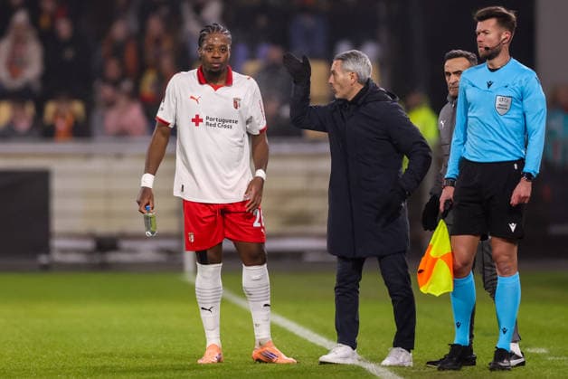 DEVENTER, NETHERLANDS - JANUARY 29: SC Braga head coach Carlos Vicens gives instructions to Bright Arrey Mbi of SC Braga during the UEFA Europa League 2025 26 League Phase MD8 match between Go Ahead Eagles and SC Braga at Stadion De Adelaarshorst on January 29, 2026 in Deventer, Netherlands. (Photo by Rene Nijhuis) SPO  Copyright: xRenexNijhuis