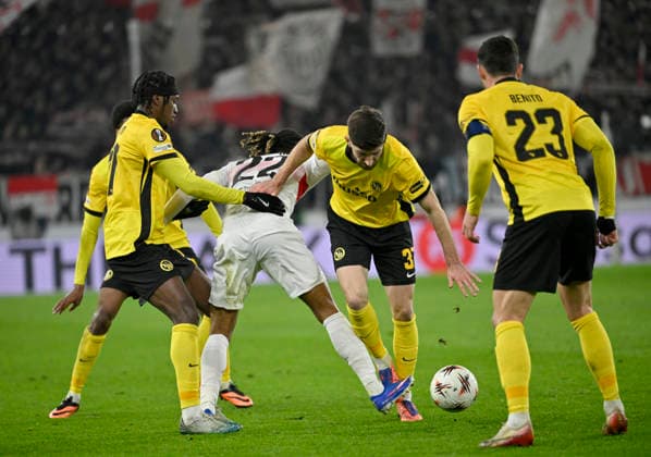 duel, action Lorenz Assignon VfB Stuttgart 22 vs Loris Benito BSC Young Boys Bern 23 Joel Monteiro BSC Young Boys Bern 77 VfB Stuttgart vs Young Boys Bern YB EUROPA LEAGUE EL 29 01 2026 DFL REGULATIONS PROHIBIT ANY USE OF PHOTOGRAPHS AS IMAGE SEQUENCES AND OR QUASI VIDEO VfB Stuttgart vs Young Boys Bern YB