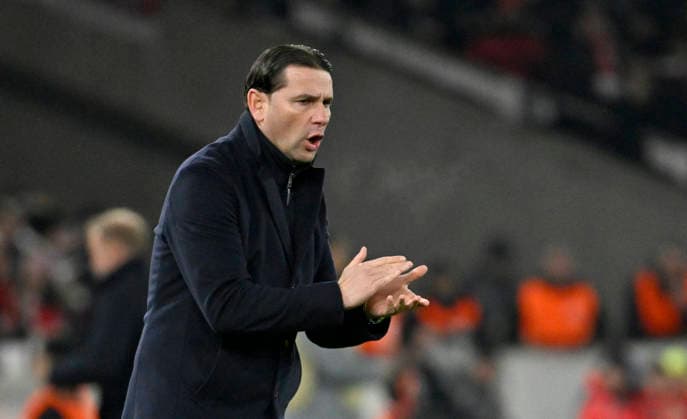 Coach Gerardo Seoane BSC Young Boys Bern on the sidelines claps his hands in encouragement, applause VfB Stuttgart vs Young Boys Bern YB EUROPA LEAGUE EL 29 01 2026 DFL REGULATIONS PROHIBIT ANY USE OF PHOTOGRAPHS AS IMAGE SEQUENCES AND OR QUASI VIDEO VfB Stuttgart vs Young Boys Bern YB