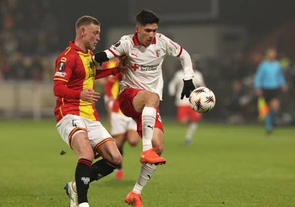Fran Navarro of Braga with Joris Kramer of Go Ahead Eagles during the match Go Ahead Eagles vs Braga at the De Adelaarshorst for the UEFA Europa League season 2025 2026 in DEVENTER, Netherlands on 29 january 2026 Photo by Peter Lous EYE4IMAGES