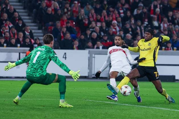 Action between Lorenz Assignon 22 VfB Stuttgart , and Marvin Keller 1 BSC Young Boys Bern and Joel Monteiro 77 BSC Young Boys Bern , VfB Stuttgart vs BSC Young Boys Bern, Football, Men, UEFA Europa League, Season 2025 2026, Matchday 8, 29 01 2026 DFB regulations prohibit any use of photographs as image sequences and or quasi video Stuttgart Baden Wuerttemberg Germany Copyright: xkolbert-press MartinxAgüerax