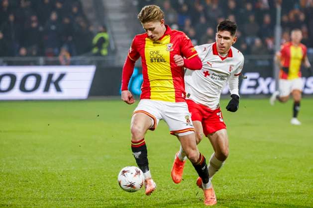 Giovanni van Zwam of Go Ahead Eagles dribbles with the ball under pressure from Fran Navarro of SC Braga Go Ahead Eagles v SC Braga, UEFA Europa League 2025 26 League Phase MD8, Go Ahead Eagles v SC Braga, Stadion De Adelaarshorst, January 29, 2026, Deventer, Netherlands.