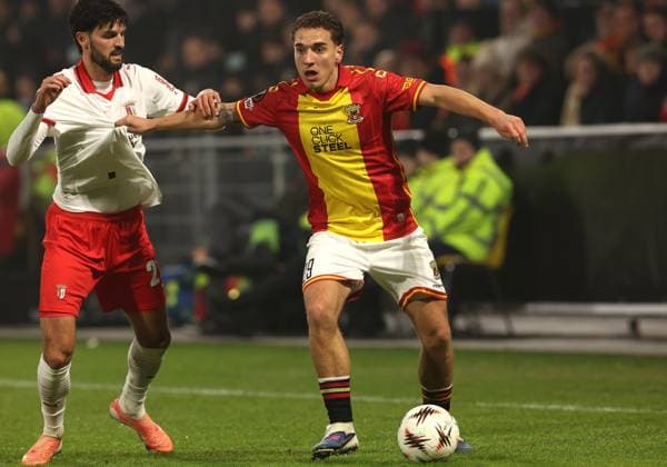 Aske Adelgaard of Go Ahead Eagles with Florian Grillitsch of Braga during the match Go Ahead Eagles vs Braga at the De Adelaarshorst for the UEFA Europa League season 2025 2026 in DEVENTER, Netherlands on 29 january 2026 Photo by Peter Lous EYE4IMAGES