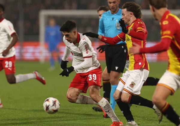Fran Navarro of Braga with Jakob Breum of Go Ahead Eagles during the match Go Ahead Eagles vs Braga at the De Adelaarshorst for the UEFA Europa League season 2025 2026 in DEVENTER, Netherlands on 29 january 2026 Photo by Peter Lous EYE4IMAGES