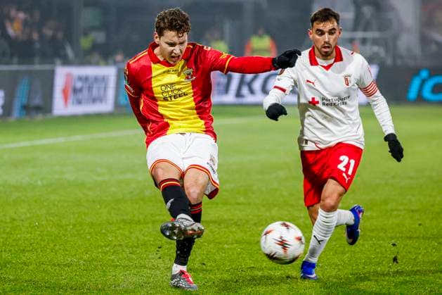 Evert Linthorst of Go Ahead Eagles passes the ball under pressure from Ricardo Horta of SC Braga Go Ahead Eagles v SC Braga, UEFA Europa League 2025 26 League Phase MD8, Go Ahead Eagles v SC Braga, Stadion De Adelaarshorst, January 29, 2026, Deventer, Netherlands.