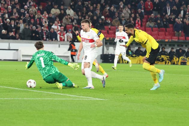 29 01 2026, xrekx, Football UEFA Europa League, VfB Stuttgart Young Boys Bern v l Goal kick to 2 0 by Ermedin Demirovic VfB Stuttgart Marvin Keller BSC Young Boys DFL DFB REGULATIONS PROHIBIT ANY USE OF PHOTOGRAPHS as IMAGE SEQUENCES and or QUASI VIDEO Stuttgart
