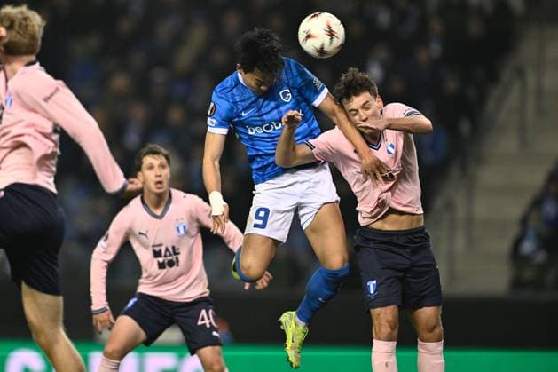 Genk s Hyeon-Gyu Oh and Malmo s Malte Frejd Palsson fight for the ball during a soccer game between Belgian soccer team KRC Genk and Swedish team Malmo FF, in Genk, on Thursday 29 January 2026, on day eight of the League phase of the UEFA Europa League tournament. JOHAN EYCKENS JohanxEyckens  x159644340x