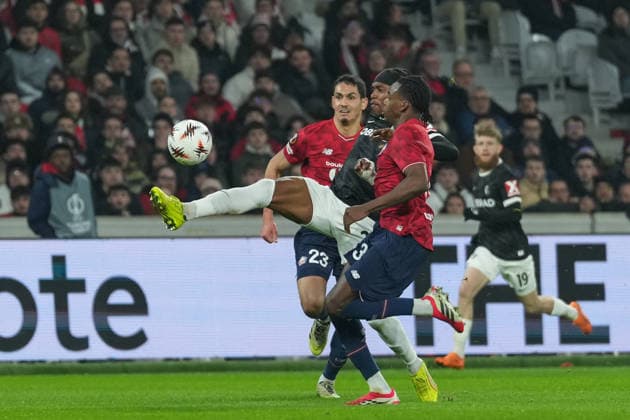 Junior Adamu SC Freiburg, 20 in the fight for the ball , France, Football, UEFA Europa League, Matchday 8, League phase, 2025 2026, OSC Lille vs SC Freiburg, 29 01 2026, Stade Pierre Mauroy, Lille, France Lille Stade Pierre Mauroy DÃ partements Nord, Hauts de Fra France Copyright: xArnexAmbergx