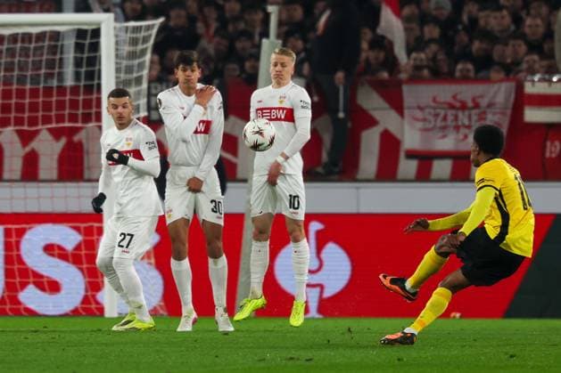 Free kick by Alvyn Sanches 10 BSC Young Boys Bern , Badredine Bouanani 27 VfB Stuttgart , Chema Andres 30 VfB Stuttgart and Chris Fuehrich 10 VfB Stuttgart await the ball, Action, VfB Stuttgart vs BSC Young Boys Bern, Football, Men, UEFA Europa League, Season 2025 2026, Matchday 8, 29 01 2026 DFB regulations prohibit any use of photographs as image sequences and or quasi video Stuttgart Baden Wuerttemberg Germany Copyright: xkolbert-press MartinxAgüerax