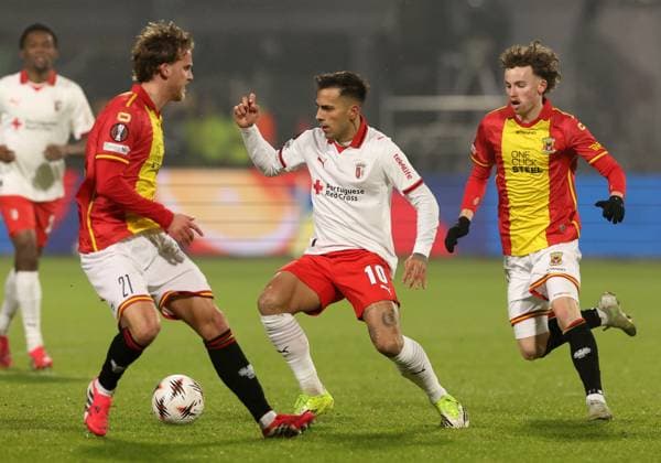 Rodrigo Zalazar of Braga with Melle Meulensteen of Go Ahead Eagles and Jakob Breum of Go Ahead Eagles during the match Go Ahead Eagles vs Braga at the De Adelaarshorst for the UEFA Europa League season 2025 2026 in DEVENTER, Netherlands on 29 january 2026 Photo by Peter Lous EYE4IMAGES