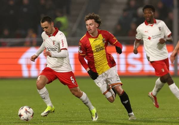 Leonardo Lelo of Braga with Jakob Breum of Go Ahead Eagles during the match Go Ahead Eagles vs Braga at the De Adelaarshorst for the UEFA Europa League season 2025 2026 in DEVENTER, Netherlands on 29 january 2026 Photo by Peter Lous EYE4IMAGES