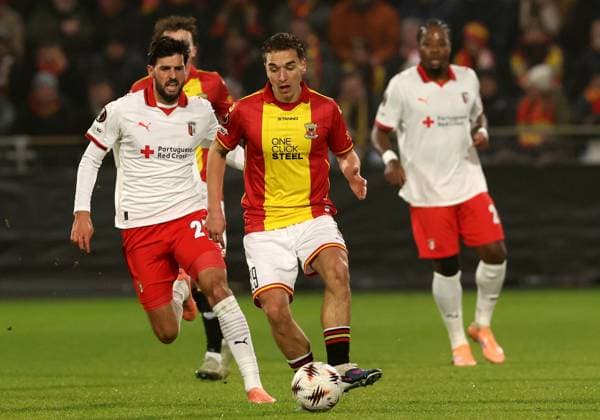 Aske Adelgaard of Go Ahead Eagles with Florian Grillitsch of Braga during the match Go Ahead Eagles vs Braga at the De Adelaarshorst for the UEFA Europa League season 2025 2026 in DEVENTER, Netherlands on 29 january 2026 Photo by Peter Lous EYE4IMAGES