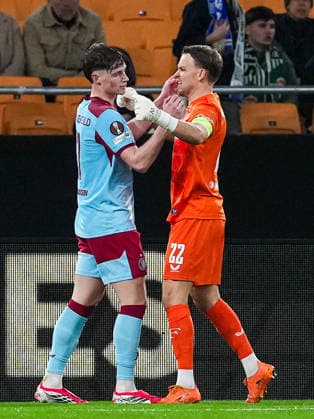Fußball, EuroLeague, Real Betis Sevilla - Feyenoord Rotterdam #4 UEFA Europa League: Real Betis v Feyenoord Sevilla - Thijs Kraaijeveld of Feyenoord, Feyenoord keeper Timon Wellenreuther during the eighth match of the UEFA Europa League 2025 2026. The match is set between Real Betis Balompie and Feyenoord at Estadio La Cartuja on 29 January 2026 in Sevilla, Spain. Copyright: xTomxBodex