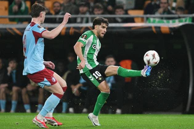 Fußball, EuroLeague, Real Betis Sevilla - Feyenoord Rotterdam #4 SEVILLA, 29-01-2026, Stadium La Cartuja, UEFA Football season 2025 2026, Europa League match between Betis Sevilla and Feyenoord. Pictures shows Feyenoord player Thijs Kraaijeveld and Betis player Abde Ezzalzouli Betis Sevilla - Feyenoord  x201172153x Copyright: