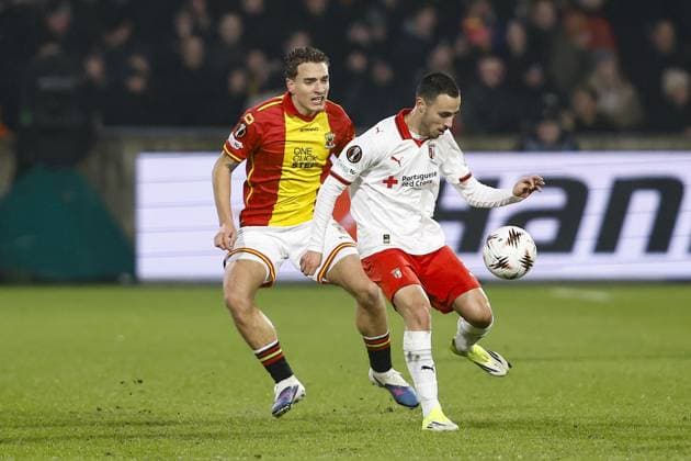 DEVENTER , 29-01-2026 , Stadium De Adelaarshorst , season 2025 2026 , UEFA Europa League League phase . match between Go Ahead Eagles and SC Braga, Picture shows GA Eagles player Aske Adelgaard and SC Braga player Leonardo Lelo Go Ahead Eagles - Braga  x201172154x Copyright: