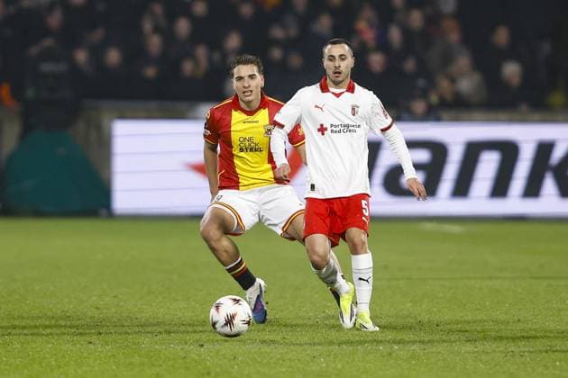 DEVENTER , 29-01-2026 , Stadium De Adelaarshorst , season 2025 2026 , UEFA Europa League League phase . match between Go Ahead Eagles and SC Braga, Picture shows GA Eagles player Aske Adelgaard and SC Braga player Leonardo Lelo Go Ahead Eagles - Braga  x201172156x Copyright: