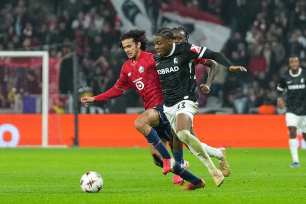 Ayyoub Bouaddi OSC Lille, 32 in duel with Bruno Ogbus SC Freiburg, 43 , France, Football, UEFA Europa League, Matchday 8, League stage, 2025 2026, OSC Lille vs SC Freiburg, 29 01 2026, Stade Pierre Mauroy, Lille, France Lille Stade Pierre Mauroy DÃ partements Nord, Hauts de Fra France Copyright: xArnexAmbergx