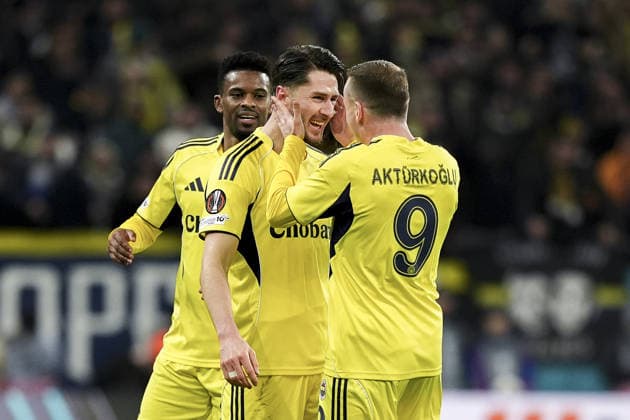 FCSB v Fenerbahce - UEFA Europa League BUCHAREST, ROMANIA - JANUARY 29: Ismail Yuksek (L) of Fenerbahce celebrates after scoring a goal with teammates during the UEFA Europa League Week 8 football match between FCSB and Fenerbahce in Bucharest, Romania on January 29, 2026. Arife Karakum Anadolu Bucharest Romania. Editorial use only. Please get in touch for any other usage.  Copyright: x2026xAnadoluxArifexKarakumx