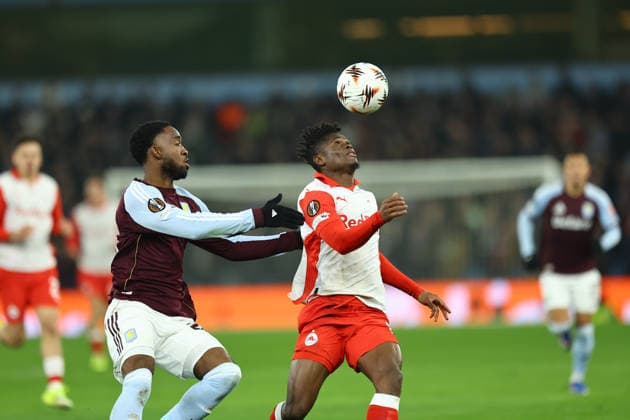 SOCCER - UEFA EL, Aston Villa vs RBS BIRMINGHAM,ENGLAND,29.JAN.26 - SOCCER - UEFA Europa League, Aston Villa FC vs Red Bull Salzburg. Image shows Amadou Onana (Aston Villa) and Karim Konate (RBS).  GEPAxpictures xMichaelxZemanek