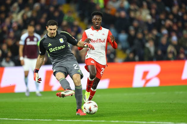 SOCCER - UEFA EL, Aston Villa vs RBS BIRMINGHAM,ENGLAND,29.JAN.26 - SOCCER - UEFA Europa League, Aston Villa FC vs Red Bull Salzburg. Image shows Matty Cash (Aston Villa) and Edmund Baidoo (RBS).  GEPAxpictures xMichaelxZemanek