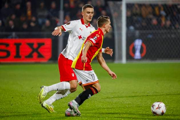 Mathis Suray of Go Ahead Eagles dribbles with the ball under pressure from Gustaf Lagerbielke of SC Braga Go Ahead Eagles v SC Braga, UEFA Europa League 2025 26 League Phase MD8, Go Ahead Eagles v SC Braga, Stadion De Adelaarshorst, January 29, 2026, Deventer, Netherlands.