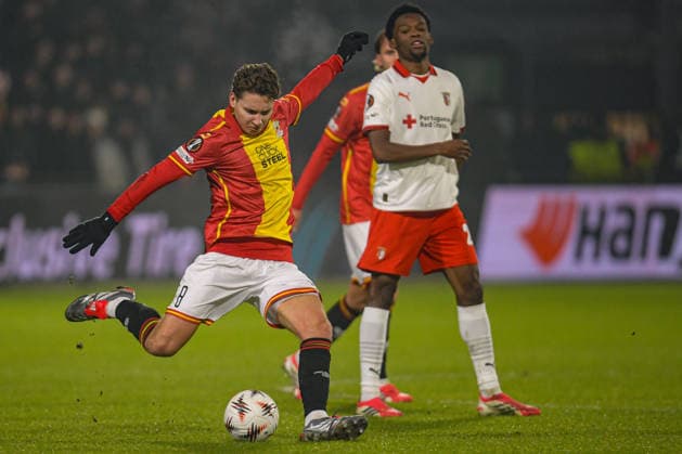 2026-01-29 - Europa League match DEVENTER, NETHERLANDS - JANUARY 29: Evert Linthorst of Go Ahead Eagles shoots at goal during the Europa League match at the De Adelaarshorst on January 29, 2026 in Deventer, Netherlands Deventer De Adelaarshorst Netherlands Content not available for redistribution in The Netherlands directly or indirectly through any third parties. Copyright: xDennisxBresserx