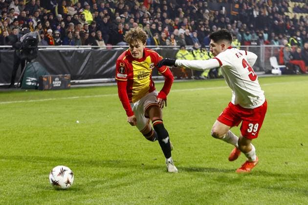 DEVENTER , 29-01-2026 , Stadium De Adelaarshorst , season 2025 2026 , UEFA Europa League League phase . match between Go Ahead Eagles and SC Braga, Picture shows GA Eagles player Oskar Sivertsen and SC Braga player Fran Navarro Go Ahead Eagles - Braga  x201172237x Copyright: