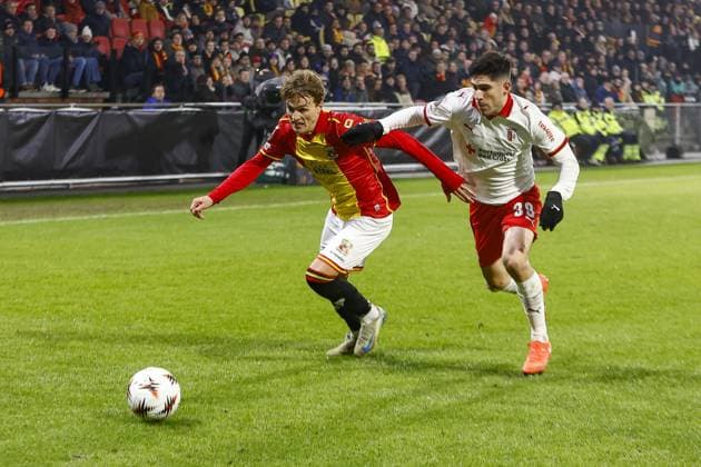 DEVENTER , 29-01-2026 , Stadium De Adelaarshorst , season 2025 2026 , UEFA Europa League League phase . match between Go Ahead Eagles and SC Braga, Picture shows GA Eagles player Oskar Sivertsen and SC Braga player Fran Navarro Go Ahead Eagles - Braga  x201172238x Copyright: