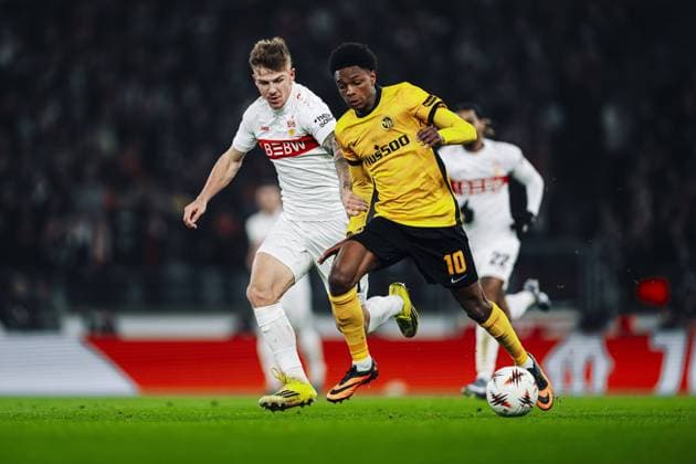 Finn Jeltsch 29 VfB Stuttgart in a duel with Alvyn Sanches 10 BSC Young Boys for the ball Duel for the ball Copyright: xspeedshotx