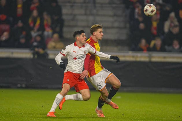 2026-01-29 - Europa League match DEVENTER, NETHERLANDS - JANUARY 29: Giovanni van Zwam of Go Ahead Eagles battles for possession with Fran Navarro of SC Braga during the Europa League match at the De Adelaarshorst on January 29, 2026 in Deventer, Netherlands Deventer De Adelaarshorst Netherlands Content not available for redistribution in The Netherlands directly or indirectly through any third parties. Copyright: xDennisxBresserx