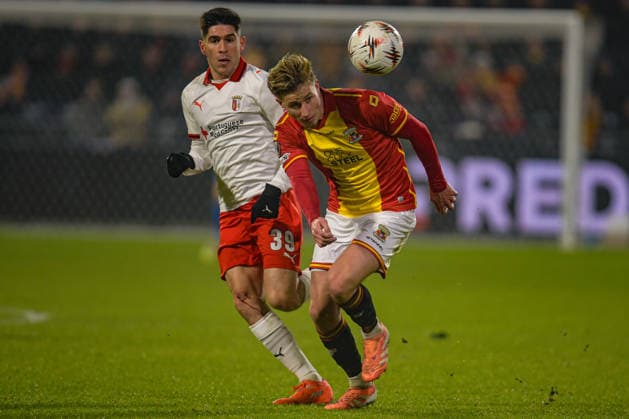 2026-01-29 - Europa League match DEVENTER, NETHERLANDS - JANUARY 29: Giovanni van Zwam of Go Ahead Eagles battles for possession with Fran Navarro of SC Braga during the Europa League match at the De Adelaarshorst on January 29, 2026 in Deventer, Netherlands Deventer De Adelaarshorst Netherlands Content not available for redistribution in The Netherlands directly or indirectly through any third parties. Copyright: xDennisxBresserx