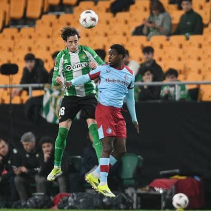 Fußball, EuroLeague, Real Betis Sevilla - Feyenoord Rotterdam #4 SEVILLA, 29-01-2026, Stadium La Cartuja, UEFA Football season 2025 2026, Europa League match between Betis Sevilla and Feyenoord. Pictures shows Feyenoord player Jordan Lotomba and Betis player Valentin Gomez Betis Sevilla - Feyenoord  x201172252x Copyright: