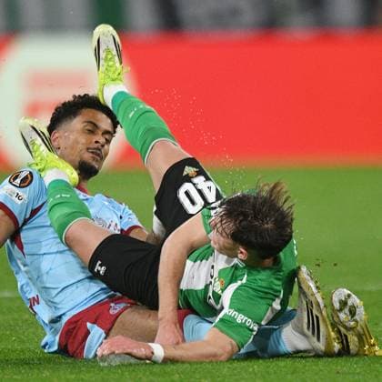 Fußball, EuroLeague, Real Betis Sevilla - Feyenoord Rotterdam #4 SEVILLA, 29-01-2026, Stadium La Cartuja, UEFA Football season 2025 2026, Europa League match between Betis Sevilla and Feyenoord. Pictures shows Feyenoord player Goncalo Borges and Betis player Angel Ortiz Betis Sevilla - Feyenoord  x201172255x Copyright: