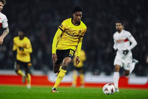 Alvyn Sanches 10 BSC Young Boys with ball in action while players of VfB Stuttgart in white defend game scene with ball control Copyright: xspeedshotx