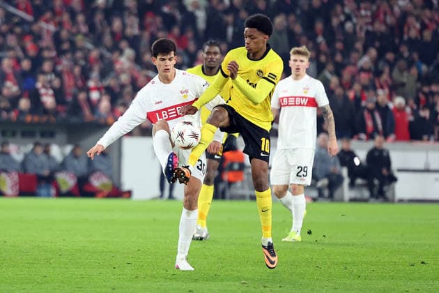 29 01 2026, xrekx, Football UEFA Europa League, VfB Stuttgart Young Boys Bern v l Jose Maria AndrÃ s VfB Stuttgart Alvyn Sanches BSC Young Boys Zweikampf, Aktion, action, battle for the ball DFL DFB REGULATIONS PROHIBIT ANY USE OF PHOTOGRAPHS as IMAGE SEQUENCES and or QUASI VIDEO Stuttgart