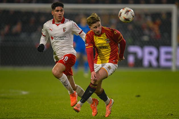 2026-01-29 - Europa League match DEVENTER, NETHERLANDS - JANUARY 29: Fran Navarro of SC Braga battles for possession with Oskar Sivertsen of Go Ahead Eagles during the Europa League match at the De Adelaarshorst on January 29, 2026 in Deventer, Netherlands Deventer De Adelaarshorst Netherlands Content not available for redistribution in The Netherlands directly or indirectly through any third parties. Copyright: xDennisxBresserx