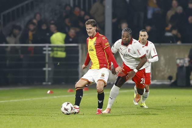 DEVENTER , 29-01-2026 , Stadium De Adelaarshorst , season 2025 2026 , UEFA Europa League League phase . match between Go Ahead Eagles and SC Braga, Picture shows GA Eagles player Melle Meulensteen and SC Braga player Bright Arrey-Mbi Go Ahead Eagles - Braga  x201172270x Copyright: