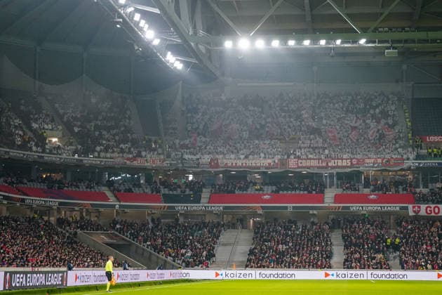 Football UEFA Europa League 2025 26, Matchday 8 OSC Lille vs SC Freiburg Stade Pierre Mauroy Lille, France Freiburg guest fans in the away block, united appearance in white tops, flags and banners of SC Freiburg, loud support, away support, fan block, Ultras, European Cup trip, international fan movement, security concept, grandstand view, floodlights, soccer culture, German supporters, away match, France, Europe Copyright: xJOERANxSTEINSIEKx
