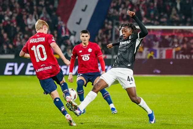 Football UEFA Europa League 2025 26, Matchday 8 OSC Lille vs SC Freiburg Stade Pierre Mauroy Lille, France Johan Manzambi SC Freiburg, 44 RÃ my Cabella Remy Cabella OSC Lille, 10 Copyright: xJOERANxSTEINSIEKx