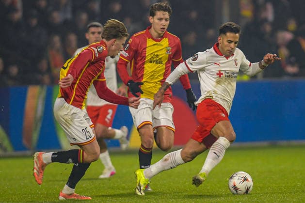 2026-01-29 - Europa League match DEVENTER, NETHERLANDS - JANUARY 29: Rodrigo Zalazar of SC Braga battles for possession with Giovanni van Zwam of Go Ahead Eagles during the Europa League match at the De Adelaarshorst on January 29, 2026 in Deventer, Netherlands Deventer De Adelaarshorst Netherlands Content not available for redistribution in The Netherlands directly or indirectly through any third parties. Copyright: xDennisxBresserx