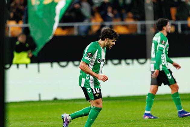 Fußball, EuroLeague, Real Betis Sevilla - Feyenoord Rotterdam #5 Ez Abde seen celebrating after scoring goal during UEFA Europa League game between teams of Real Betis Balompie and Feyenoord Rotterdam (Maciej Rogowski Ball Raw Images) Sevilla Estadio La Cartuja Spain Copyright: xMaciejxRogowskix maciejrogowski_betis_feyenoord_2526-43