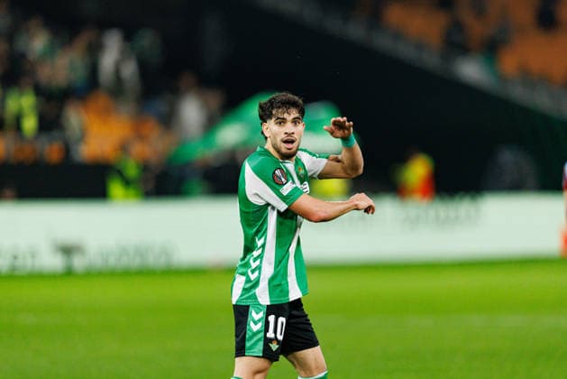 Fußball, EuroLeague, Real Betis Sevilla - Feyenoord Rotterdam #5 Ez Abde seen celebrating after scoring goal during UEFA Europa League game between teams of Real Betis Balompie and Feyenoord Rotterdam (Maciej Rogowski Ball Raw Images) Sevilla Estadio La Cartuja Spain Copyright: xMaciejxRogowskix maciejrogowski_betis_feyenoord_2526-47