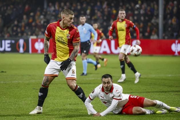 DEVENTER - (l-r) Victor Edvardsen of Go Ahead Eagles and Leonardo Lelo of Sporting Braga during the UEFA Europa League match between Go Ahead Eagles and Sporting Braga at De Adelaarshorst on January 29, 2026, in Deventer, Netherlands. VINCENT JANNINK ANP UEFA Europa League 2025-2026 xVIxANPxSportx xxANPxIVx 549049794 originalFilename: 549049794.jpg