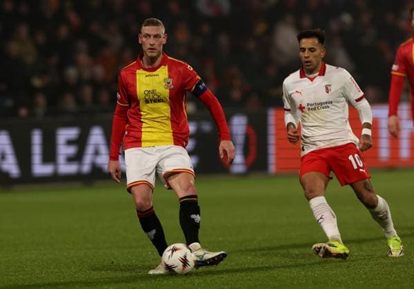 Joris Kramer of Go Ahead Eagles with Rodrigo Zalazar of Braga during the match Go Ahead Eagles vs Braga at the De Adelaarshorst for the UEFA Europa League season 2025 2026 in DEVENTER, Netherlands on 29 january 2026 Photo by Peter Lous EYE4IMAGES