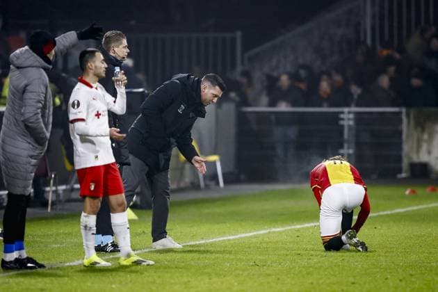 DEVENTER - (l-r) Go Ahead Eagles coach Melvin Boel and Oskar Sivertsen of Go Ahead Eagles during the UEFA Europa League match between Go Ahead Eagles and Sporting Braga at De Adelaarshorst on January 29, 2026, in Deventer, Netherlands. VINCENT JANNINK ANP UEFA Europa League 2025-2026 xVIxANPxSportx xxANPxIVx 549049811 originalFilename: 549049811.jpg