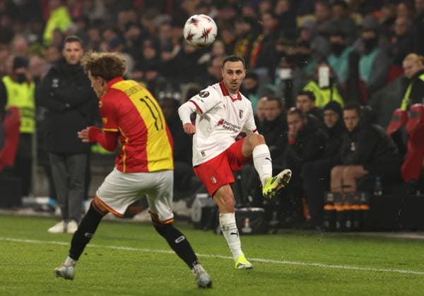 Leonardo Lelo of Braga passes the ball during the match Go Ahead Eagles vs Braga at the De Adelaarshorst for the UEFA Europa League season 2025 2026 in DEVENTER, Netherlands on 29 january 2026 Photo by Peter Lous EYE4IMAGES