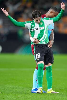 Fußball, EuroLeague, Real Betis Sevilla - Feyenoord Rotterdam #5 January 29, 2026, Sevilla, Sevilla, Spain: Valentin Gomez of Real Betis Balompie protests during the UEFA Europa League 2025 26 League Phase MD8 match between Real Betis Balompie and Feyenoord at La Cartuja stadium on January 29, 2026 in Seville, Spain. Sevilla Spain - ZUMAa181 20260129_zaa_a181_031 Copyright: xJoaquinxCorcherox